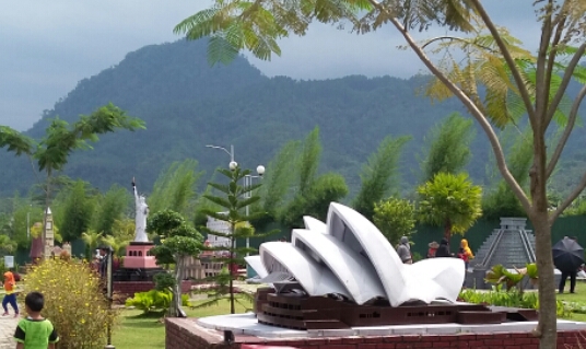  `Keliling Dunia` di Small World Garden Purwokerto 